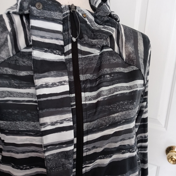 Lululemon Lab Assemblage Shell Coat - Picture 9 of 14